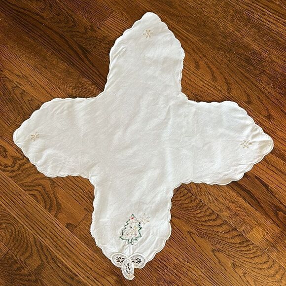 Holiday white linen bread basket liner with embroidered Christmas - Picture 7 of 7